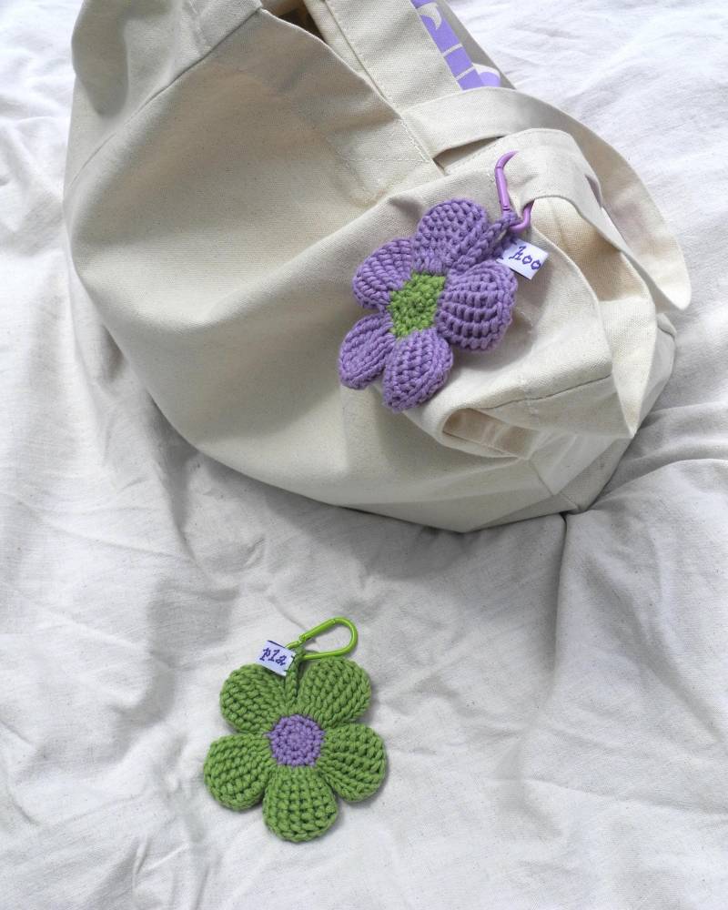 Gehäkelte Blume Schlüsselanhänger Anhänger - Handgemachtes Taschenaccessoire Lila Grüne Blüte Gehäkelte Blume Schlüsselanhänger Anhänger - Handgemachtes Taschenaccessoire Lila Grüne Blüte von hooplaCZ