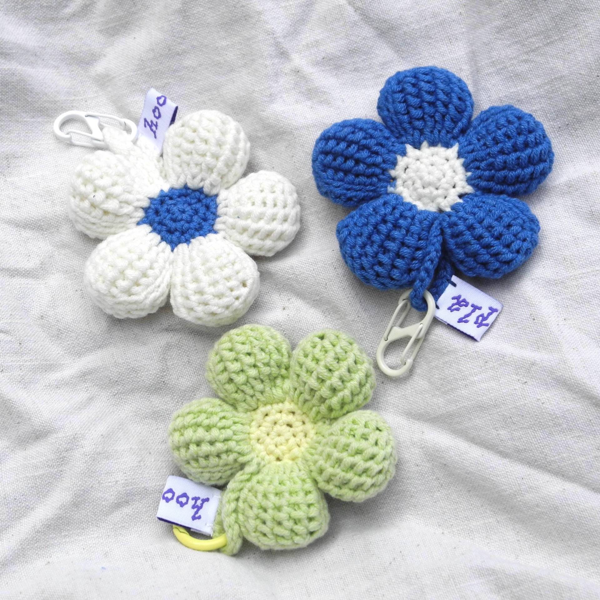 Gehäkelte Blume Schlüsselanhänger Charme - Kleiner Handgemachter Taschenaccessoire Bunte Bauschige Blüte Gehäkelte Blume Schlüsselanhänger Charme - Kleiner Handgemachter Taschenaccessoire Bunte Bauschige Blüte von hooplaCZ