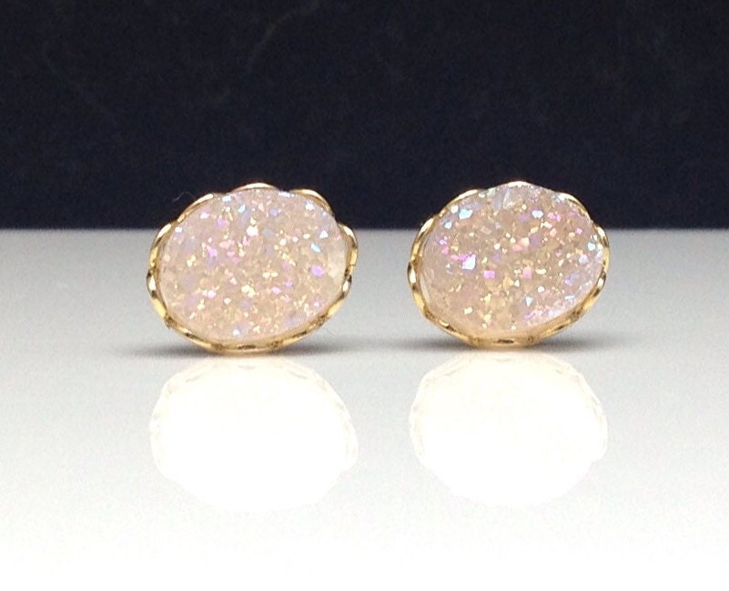 8mm X 10mm Oval Rund Weiß Opal Drusy Ohrstecker in Goldfarbener Spitze Fassung Hochzeit Braut Brautjungfer von hoopsandloops
