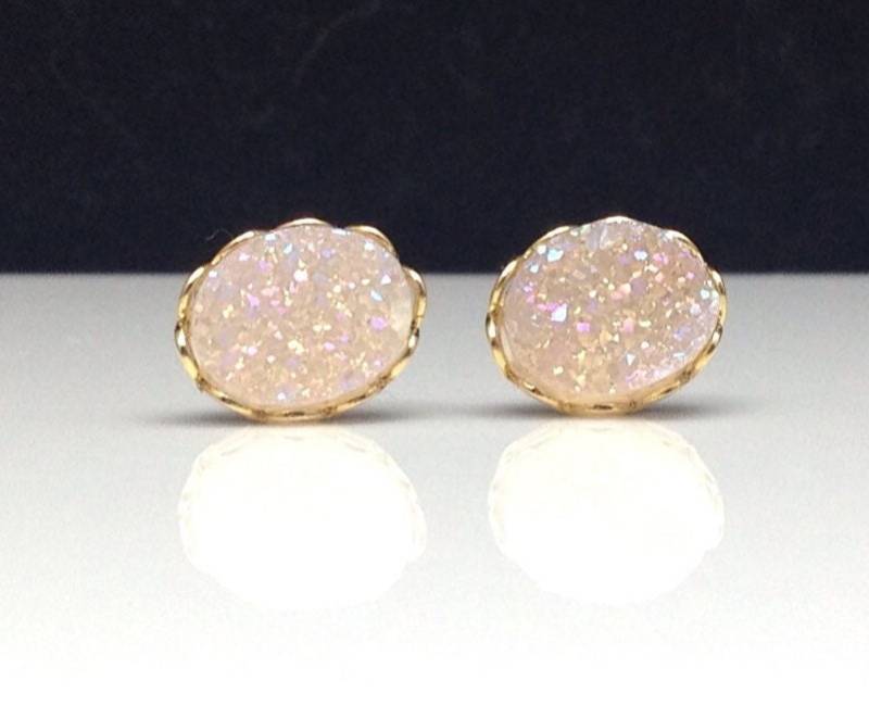8mm X 10mm Oval Rund Weiß Opal Drusy Ohrstecker in Goldfarbener Spitze Fassung Hochzeit Braut Brautjungfer 8mm X 10mm Oval Rund Weiß Opal Drusy Ohrstecker in Goldfarbener Spitze Fassung Hochzeit Braut Brautjungfer von hoopsandloops