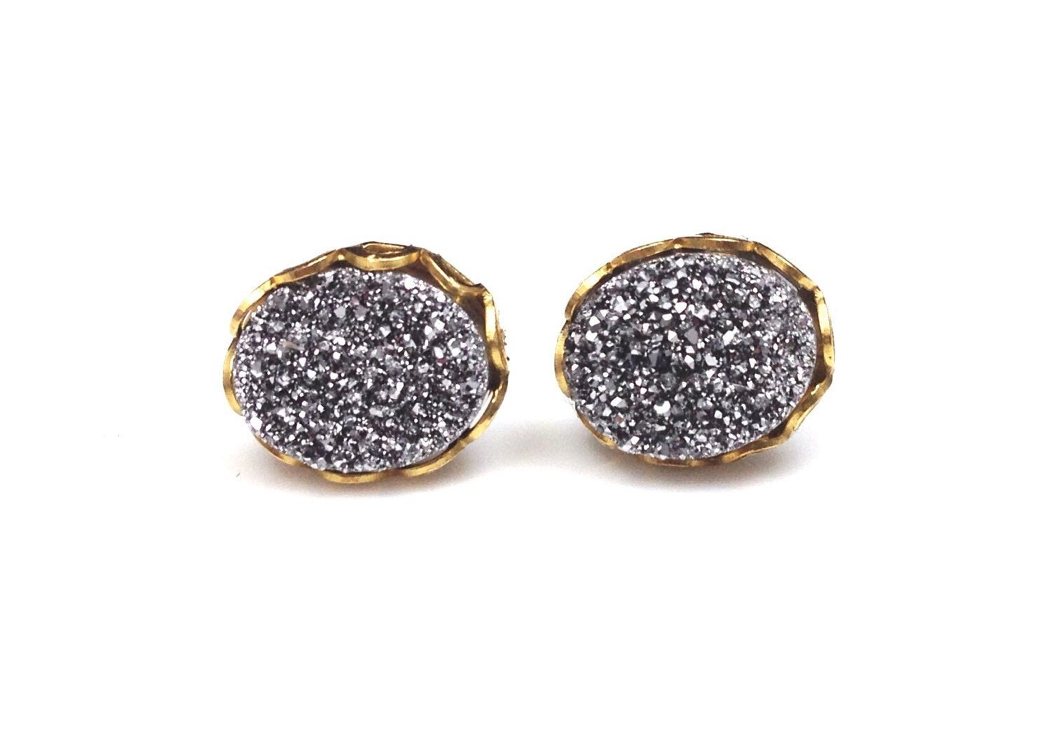 8mm X 10mm Ovale Silber Druzy Drusy Ohrstecker in Goldspitze Mit Hypoallergen Nickelfreien Titan Posts Brautjungfern Hochzeit von hoopsandloops