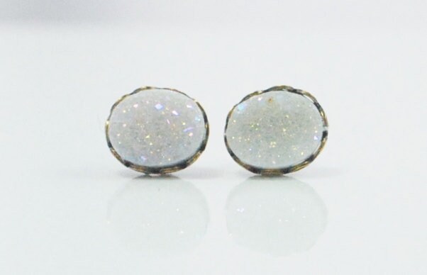 8mm X 10mm Ovale Weiße Druzy Drusy Ohrstecker in Antik Bronzefarbene Spitze Einstellung Hochzeit Braut Hypoallergen Nickelfrei von hoopsandloops