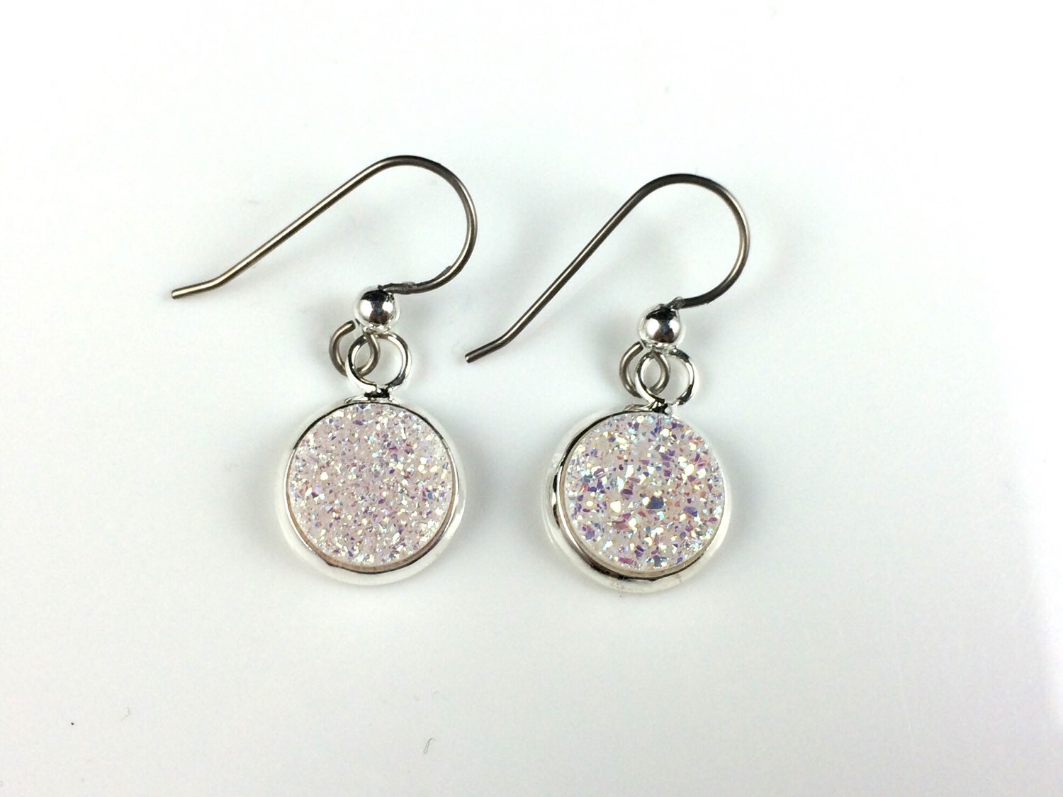 Durchscheinende Weiße Drusy Dangly Ohrringe in Silber-Einstellung Mit Titandrähten Hypoallergene Empfindliche Ohren Hochzeit Braut von hoopsandloops