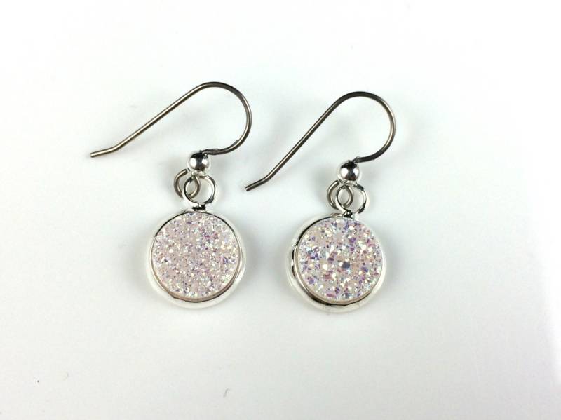Durchscheinende Weiße Drusy Dangly Ohrringe in Silber-Einstellung Mit Titandrähten Hypoallergene Empfindliche Ohren Hochzeit Braut von hoopsandloops