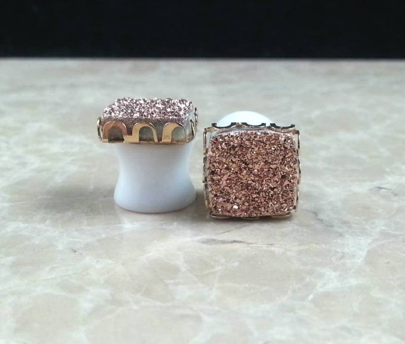 Kupfer Rose Gold Quadrat Druzy Drusy Plugs Gauges in Spitze Einstellung 00G, 10mm Hochzeit Brautjungfern Kupfer Rose Gold Quadrat Druzy Drusy Plugs Gauges in Spitze Einstellung 00G, 10mm Hochzeit Brautjungfern von hoopsandloops