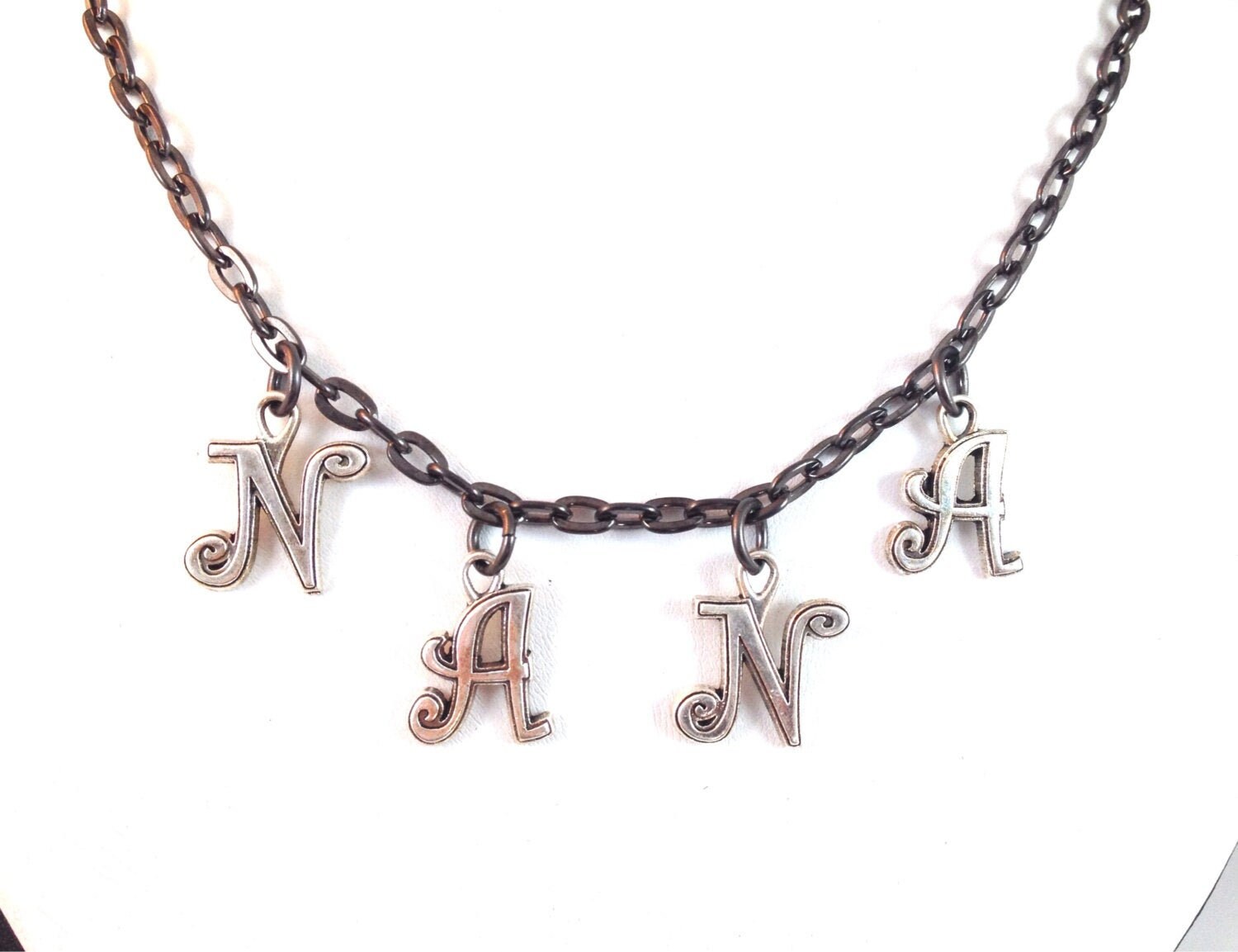 Nana Halskette in Antik Silbernen Anhängern Mit Abgeflachtem Gunmetal von hoopsandloops