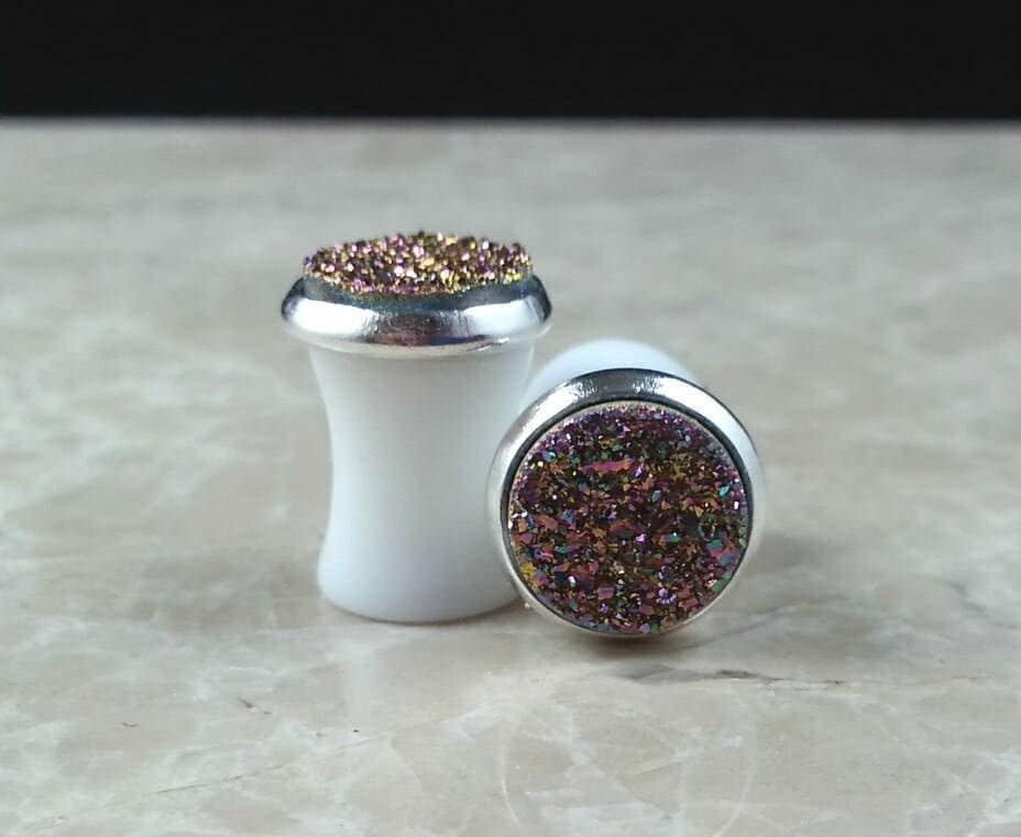 Regenbogen Rund Druzy Drusy Plugs Gauges in Silber Lünette Cup Setting Double Flared 0G, 8mm von hoopsandloops