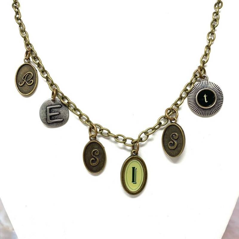 Resist Halskette in Silbernen Und Bronzenen Anhängern Mit Antiker Bronzener Kette Resist Halskette in Silbernen Und Bronzenen Anhängern Mit Antiker Bronzener Kette von hoopsandloops