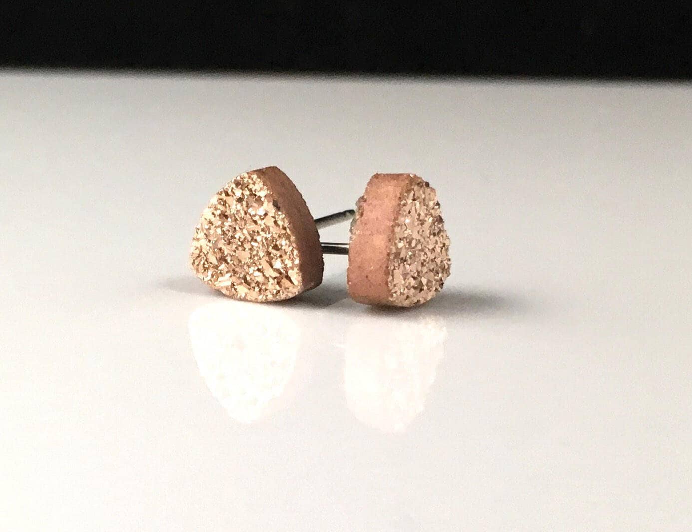 Rosegold Kupfer 8mm Dreieck Druzy Drusy Post Ohrstecker Mit Hypoallergen Nickelfreien Titan Posts von hoopsandloops