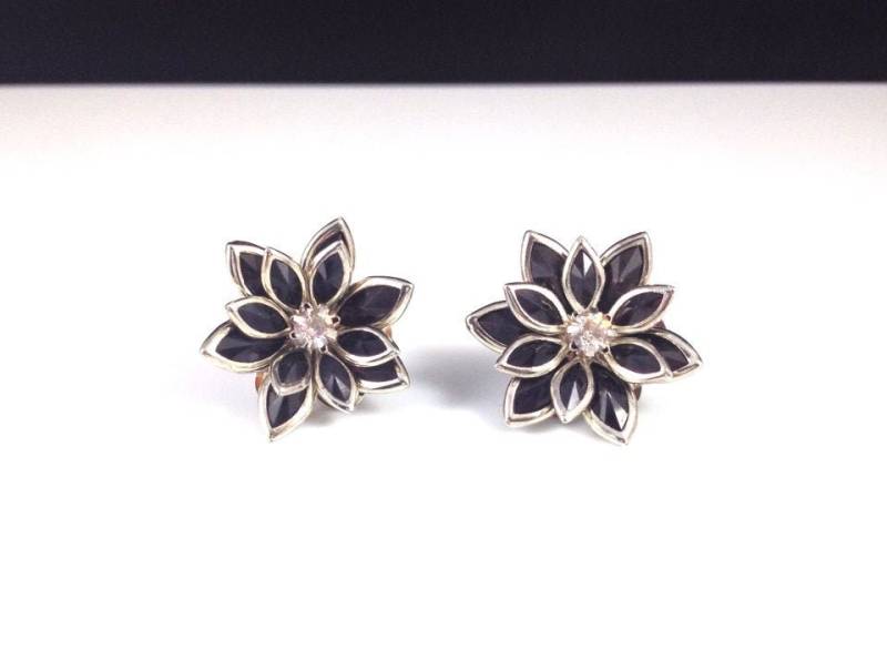 Schwarze Lotus Blume Strass Kristall Ohrring Vintage Inspiriert Schwarze Lotus Blume Strass Kristall Ohrring Vintage Inspiriert von hoopsandloops