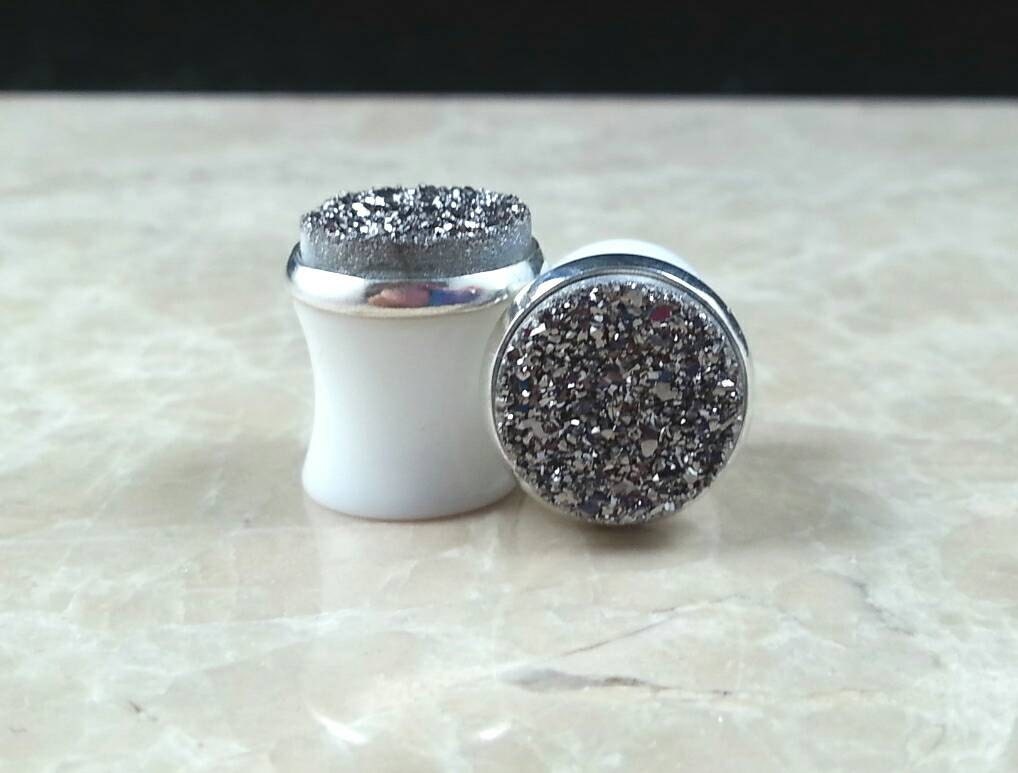 Silber Druzy Drusy Plugs Gauges in 00G, 10mm Silberfarbener Lünettenfassung von hoopsandloops