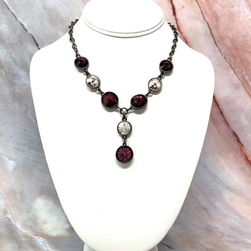 Swarovski Rivoli Halskette Mit Crystal Silver Shade Und Amethyst Strass in Gunmetal Settings von hoopsandloops