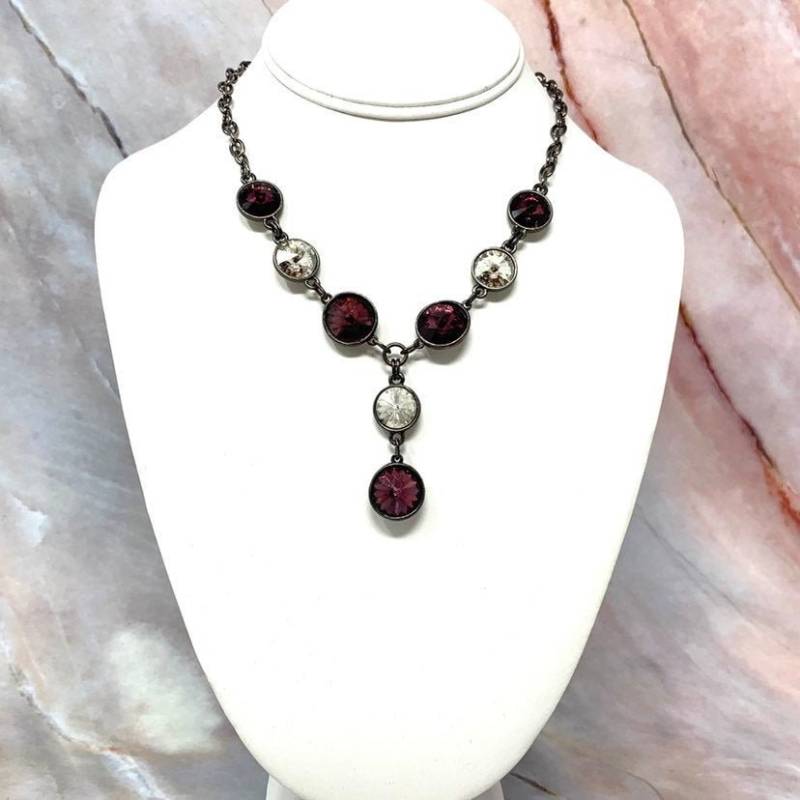 Swarovski Rivoli Halskette Mit Crystal Silver Shade Und Amethyst Strass in Gunmetal Settings von hoopsandloops