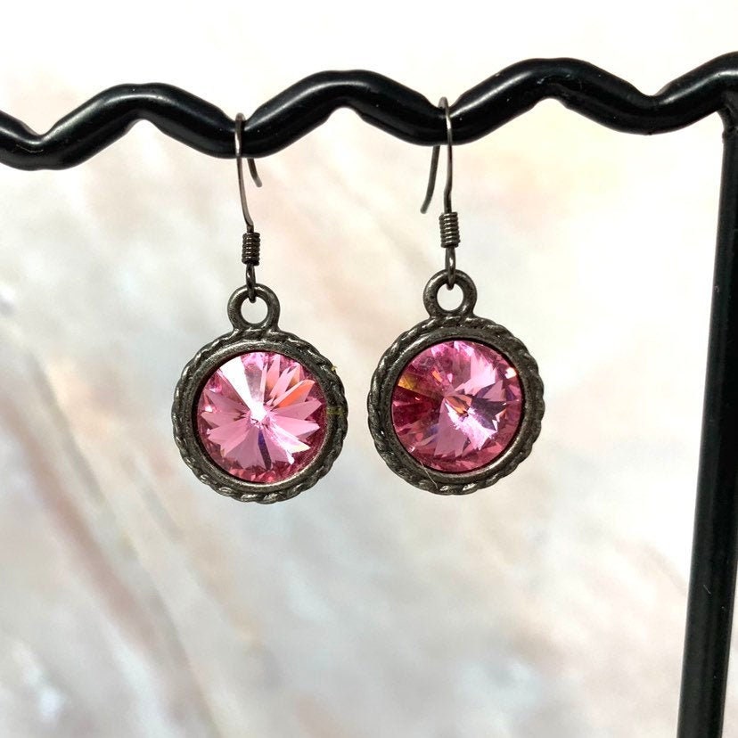 Swarovski Rivoli Strass Ohrringe in Fuchsia Und Black Oxide Settings von hoopsandloops