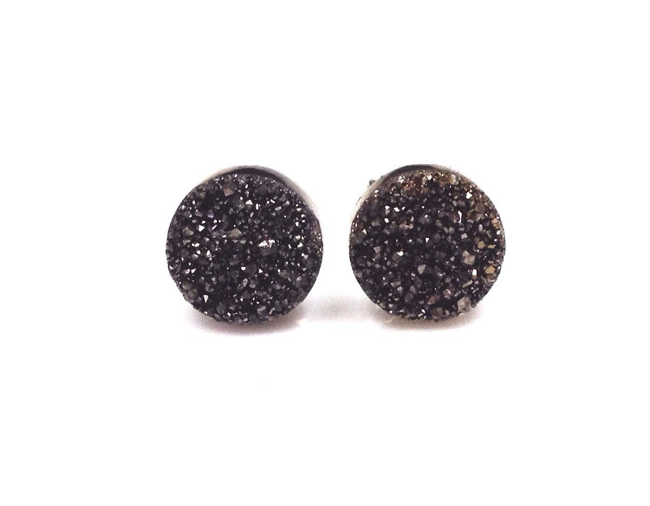 Winzige 1/3" 8mm Runde Dunkelbraune Drusy Ohrstecker Mit Nickelfreien Titan Posts von hoopsandloops
