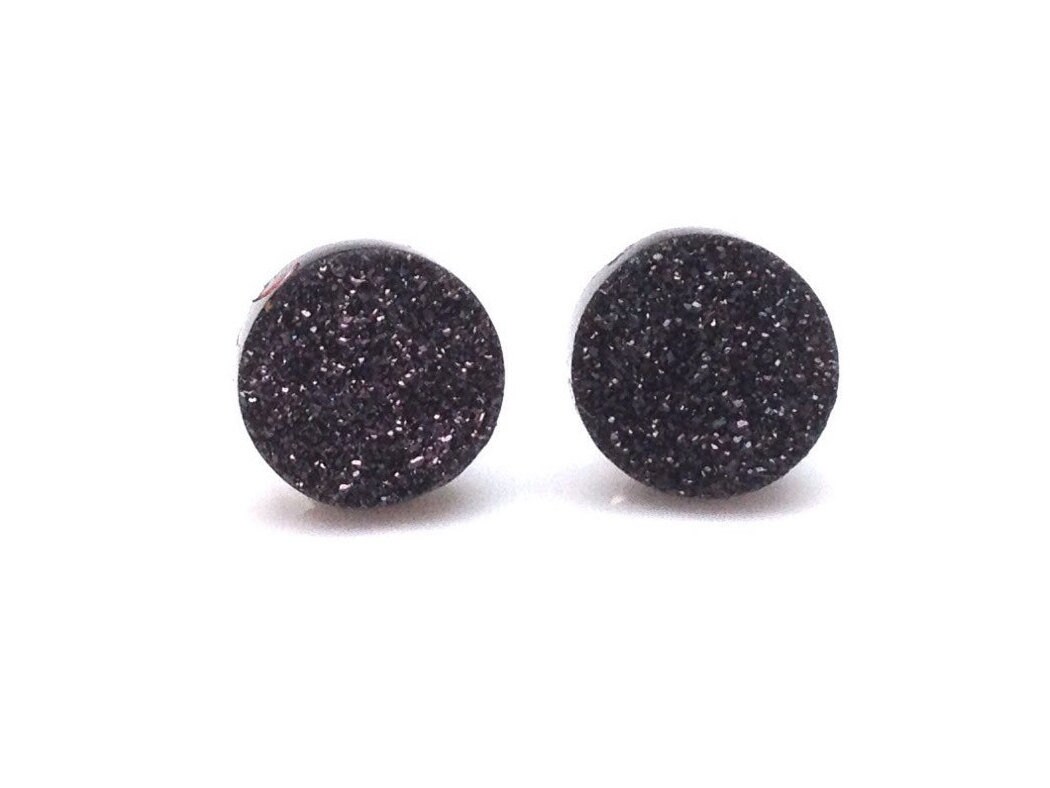 Winzige 1/3" 8mm Runde Schwarze Druzy Drusy Post Ohrstecker Mit Nickelfreien Titan Posts von hoopsandloops