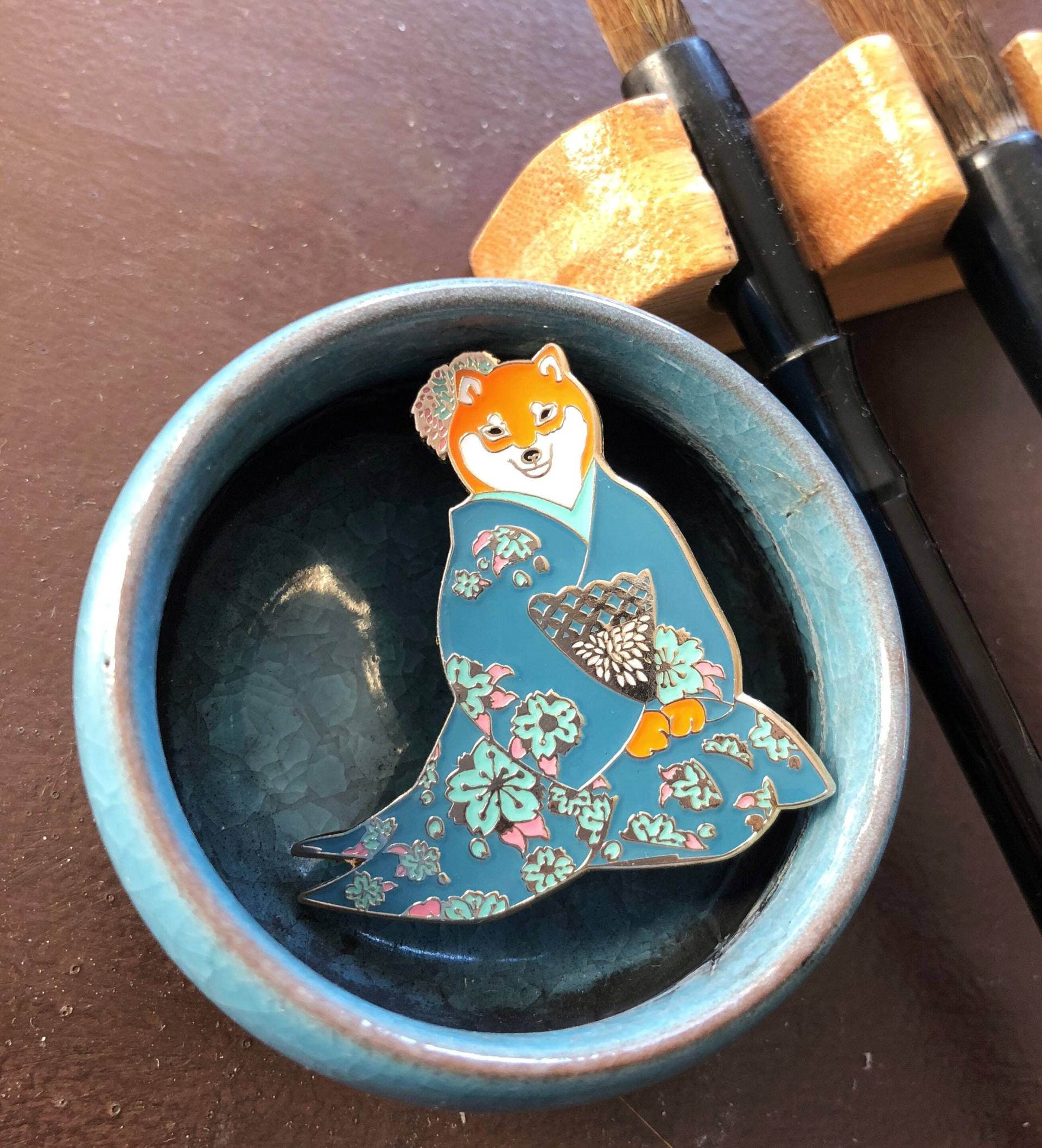 Blaue Shiba Inu Geisha Emaille Pin-Shiba Pin-Geisha Pin-Kimono Pin-Japaneae Pin-Japan Blaue Shiba Inu Geisha Emaille Pin-Shiba Pin-Geisha Pin-Kimono Pin-Japaneae Pin-Japan von horsefiddlepress