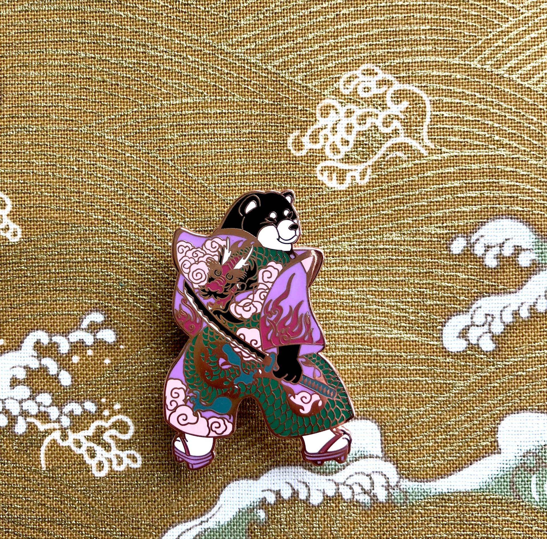 Drachen Samurai Shibainu Pin_Pin_Shiba Inu_Drachen Kimono_Japanese_Shibe_Samurai_Hund_Hund Emaille Pin_Hundeliebhaber_Kawaii_Pferdefidelpress_Tattoo Drachen Samurai Shibainu Pin_Pin_Shiba Inu_Drachen Kimono_Japanese_Shibe_Samurai_Hund_Hund Emaille Pin_Hundeliebhaber_Kawaii_Pferdefidelpress_Tattoo von horsefiddlepress