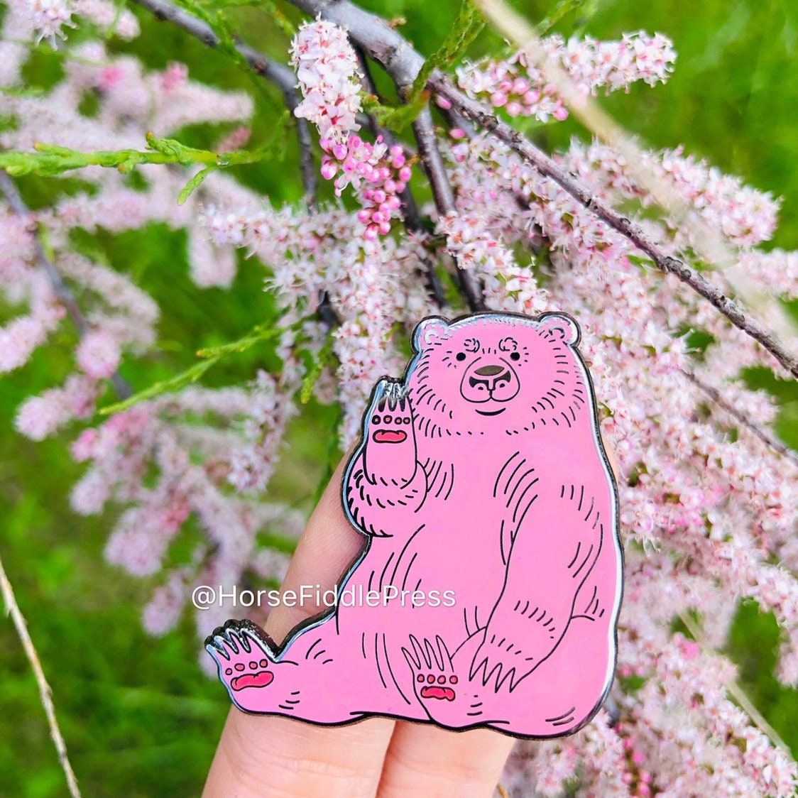 Hello Bear 1_Graubär_Emaille Pin_Lustig_Anstecknadel_Pferd_Bär_Druck Hello Bear 1_Graubär_Emaille Pin_Lustig_Anstecknadel_Pferd_Bär_Druck von horsefiddlepress