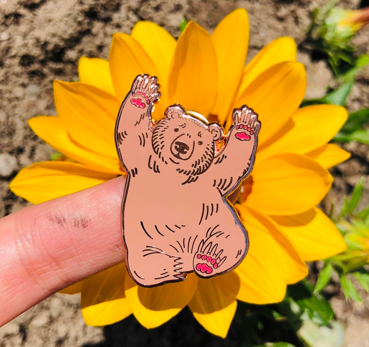 Hello Bear Emaille Pin_2_Pferderie_Pferdepins_Enamel_Pingame_Graubär_Bär_Illustration_Kleines_Brand_Design_Mode_Ootd_Branding Hello Bear Emaille Pin_2_Pferderie_Pferdepins_Enamel_Pingame_Graubär_Bär_Illustration_Kleines_Brand_Design_Mode_Ootd_Branding von horsefiddlepress