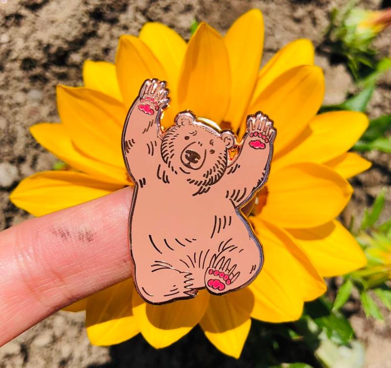 Hello Bear Emaille Pin_2_Pferderie_Pferdepins_Enamel_Pingame_Graubär_Bär_Illustration_Kleines_Brand_Design_Mode_Ootd_Branding Hello Bear Emaille Pin_2_Pferderie_Pferdepins_Enamel_Pingame_Graubär_Bär_Illustration_Kleines_Brand_Design_Mode_Ootd_Branding von horsefiddlepress