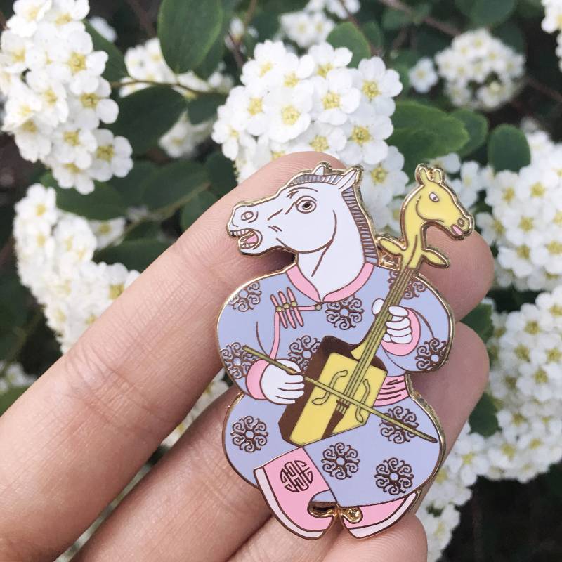 Pferd Geige Press Logo Pin, 4, 8 cm Groß-Pferd Pin-Pin-Pferd-Emaille Pin-Hartemaille Pin-Pferd Presse-Anstecknadel-Mongolei-Musik-Mongolian von horsefiddlepress