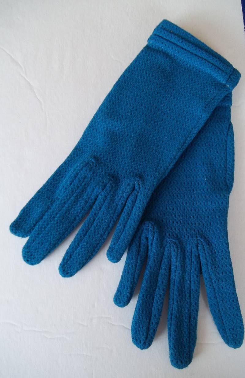 Seltene Farbe Fun Vintage Nylon Dark Teal Blau 1960 Handschuhe Van Raalte Strukturiert Mit Plissierter Manschette Größe 6 von houseofpatterns