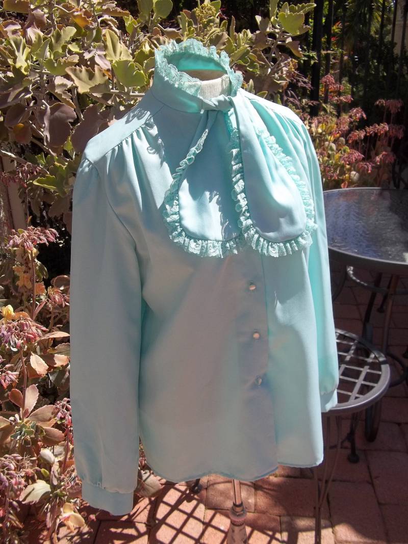 Vintage 70Er Light Teal Blau Bluse Top Spitze Rüschen Runde Krawatte Spitzenbesatz Hoher Ausschnitt Größe Medium Large 37-39 "Ann Chabrol von houseofpatterns