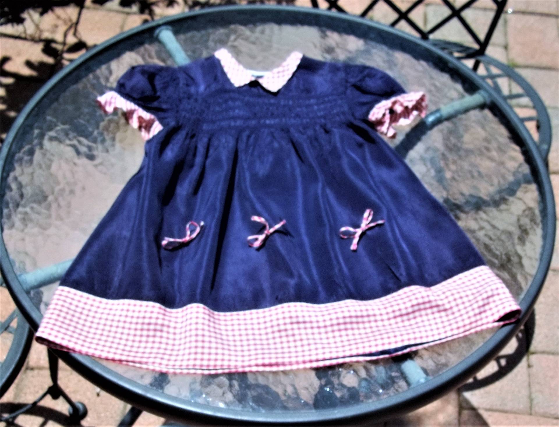 Vintage Frühe 1940Er 50Er Jahre Nanette Sz 3 Mädchen Kleinkind Gesmoktes Kleid Rot Weiß Blau Gehrock Vichykaro Borte Schleife Vorne von houseofpatterns