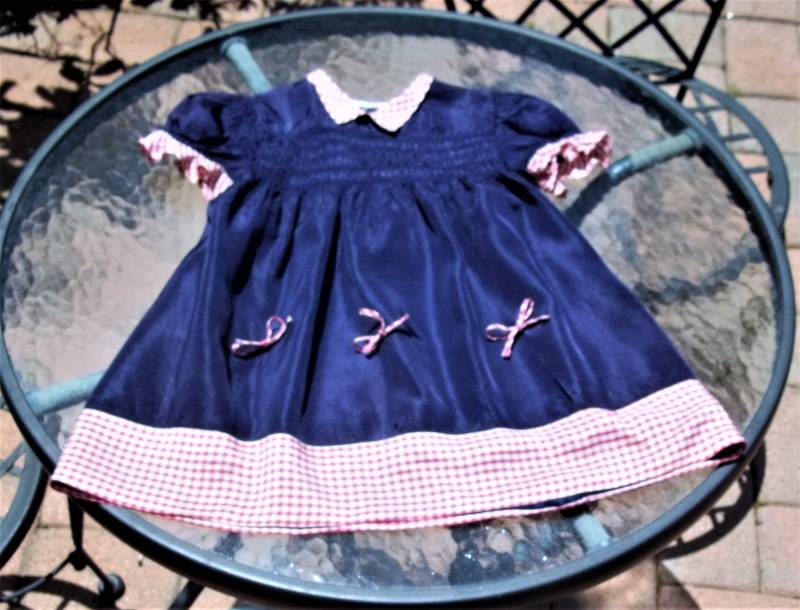 Vintage Frühe 1940Er 50Er Jahre Nanette Sz 3 Mädchen Kleinkind Gesmoktes Kleid Rot Weiß Blau Gehrock Vichykaro Borte Schleife Vorne von houseofpatterns