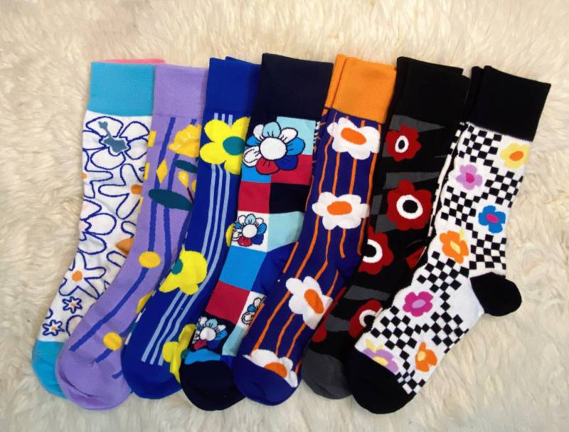 Bunte Socken Mit Blumen-Motiven Rechts/Links Unterschiedlich in 7 Varianten von houseofwildsocks