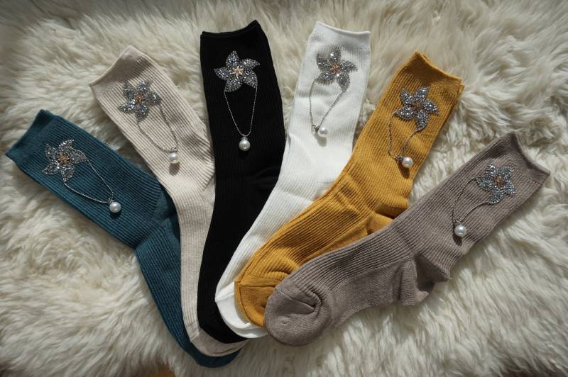 Edle, Schöne Und Coole Socken Mit Sternförmigem Blumenmotiv Aus Strass Perlenanhänger von houseofwildstuff
