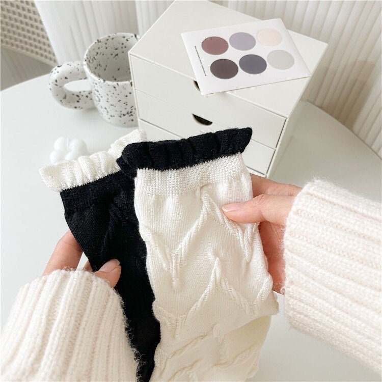 Gemütliche Warme Und Weiche Socken Aus Wollmischung Mit Besonderer Struktur Rüschen-Saum in Schwarz Oder Weiß Gemütliche Warme Und Weiche Socken Aus Wollmischung Mit Besonderer Struktur Rüschen-Saum in Schwarz Oder Weiß von houseofwildsocks