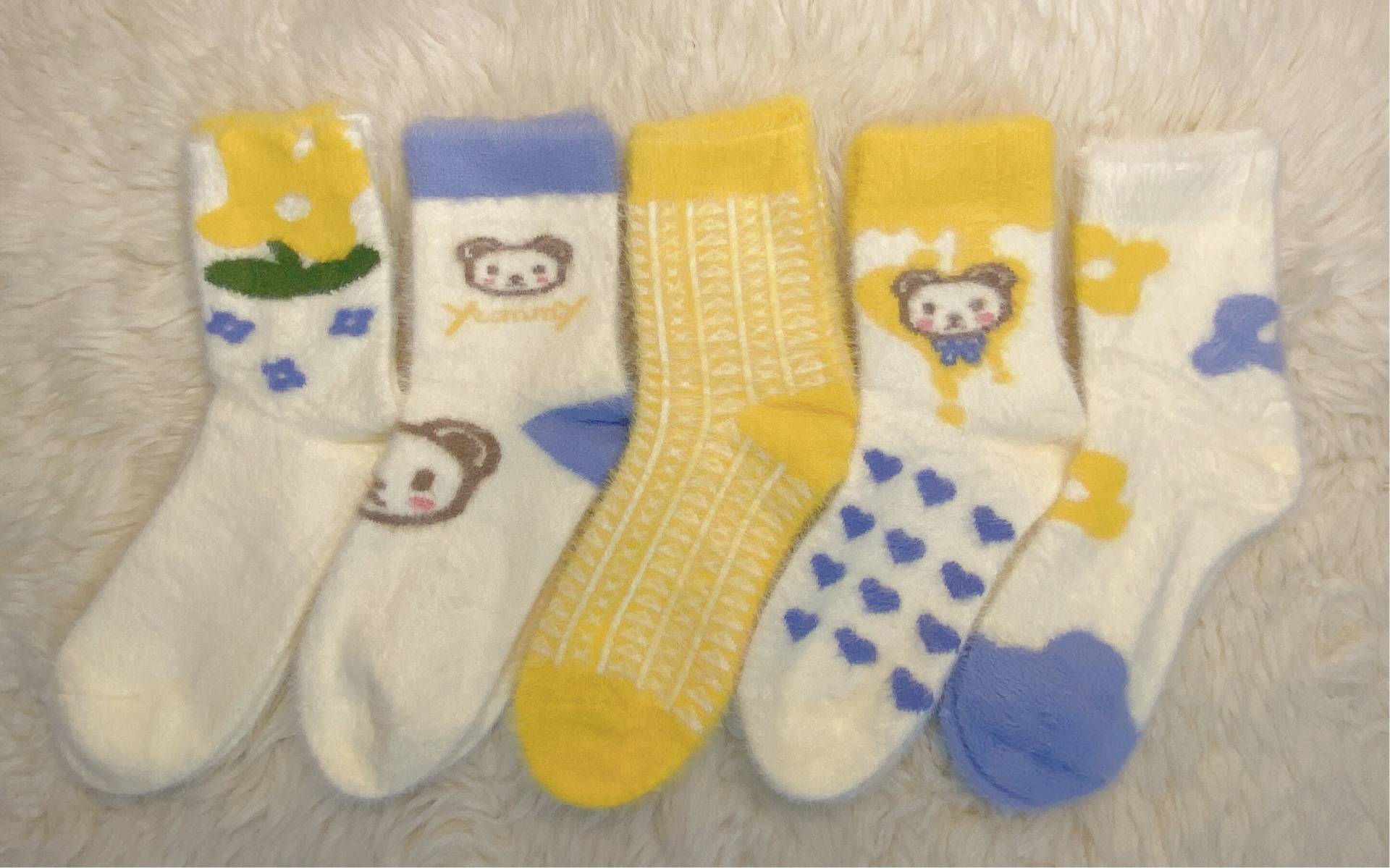 Kuschelsocken Extra Weich Und Warm Mit Bär/Blumen Motiven in 5 Varianten Kuschelsocken Extra Weich Und Warm Mit Bär/Blumen Motiven in 5 Varianten von houseofwildsocks