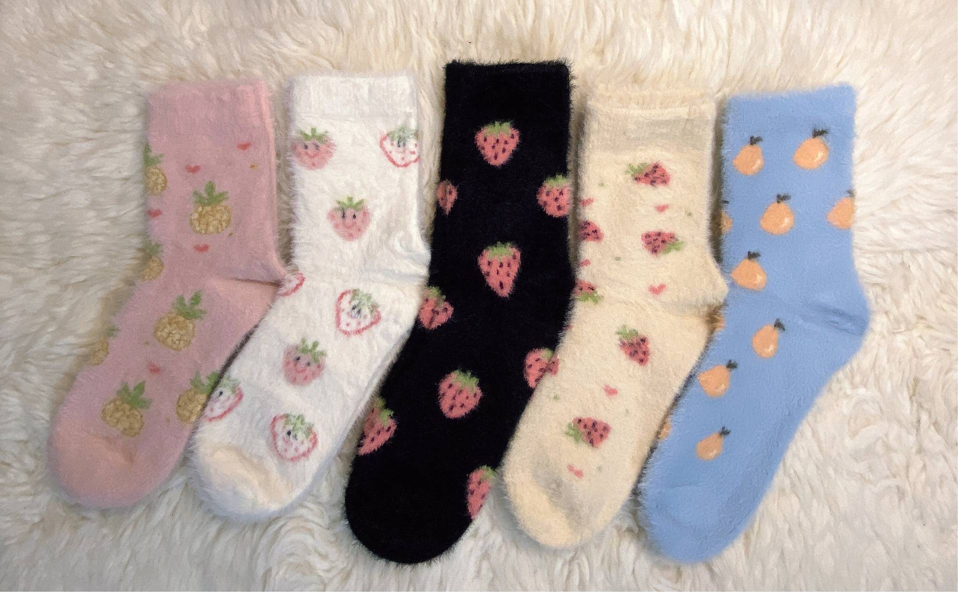 Kuschelsocken Extra Weich Und Warm Mit Früchte-Motiven in 5 Varianten Kuschelsocken Extra Weich Und Warm Mit Früchte-Motiven in 5 Varianten von houseofwildsocks
