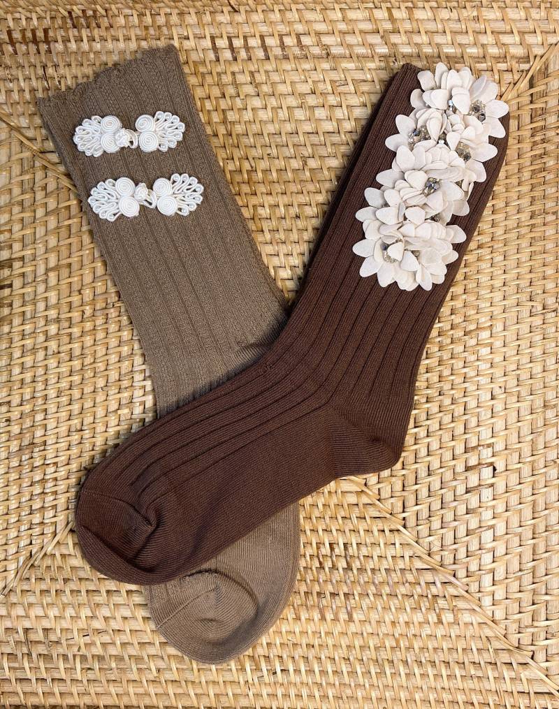 Socken Mit Blumen-Accessoires Aus Stoff Und Strass in 2 Varianten von houseofwildstuff