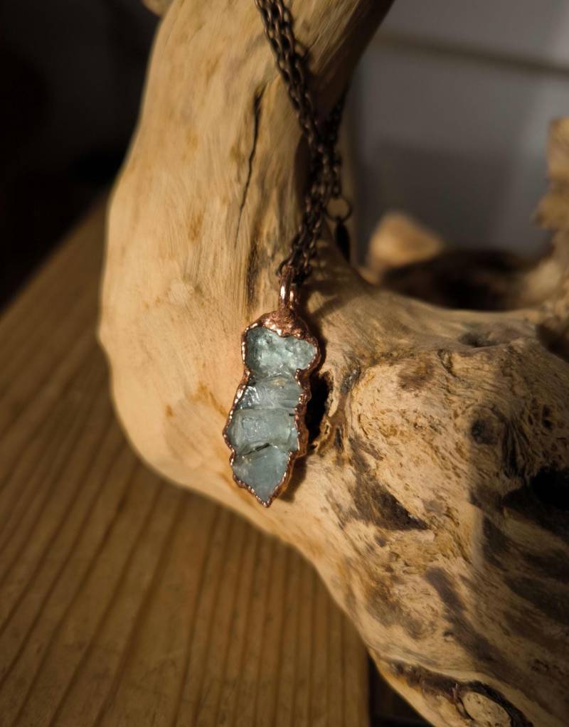 Aquamarinkette Aus Kupfer Mit Vier Aquamarinrohkristallen, Edelsteinkette Aquamarinen Kupfer, Kristallkette von howlingwolfjewellery