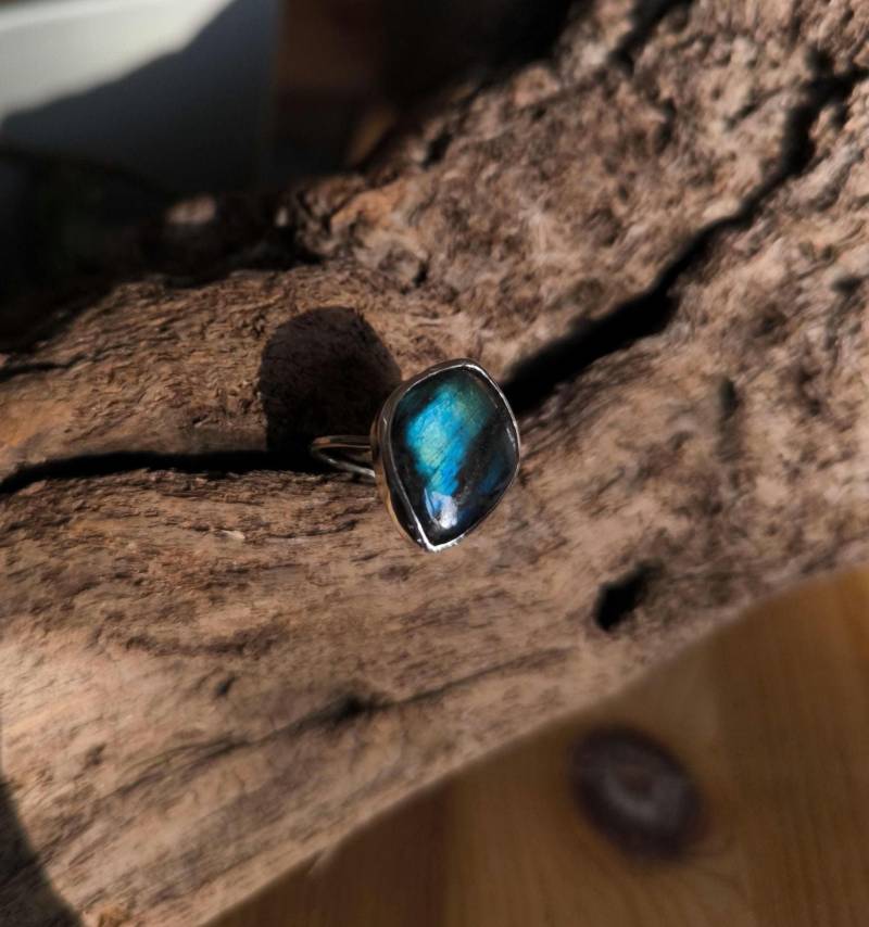Labradorite Ring, January Birthstone Tiny Labradorite Blue Gemstone Stacking Gift For Her, Engagement Boho von howlingwolfjewellery