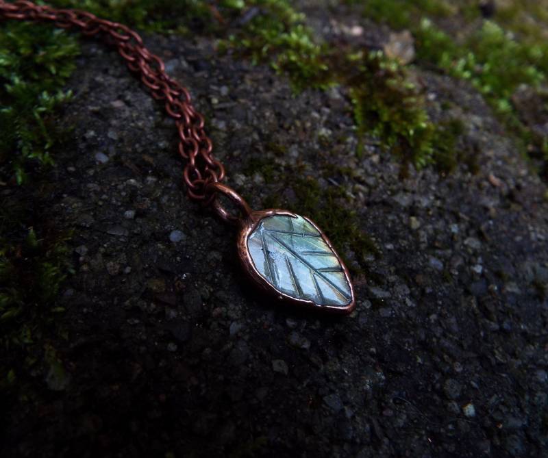 Labradoritkette, Spektrolith, Labradorite Necklace, Edelsteinkette, Kristallkette, Boho Raw Labradorite, Copper Necklace von howlingwolfjewellery