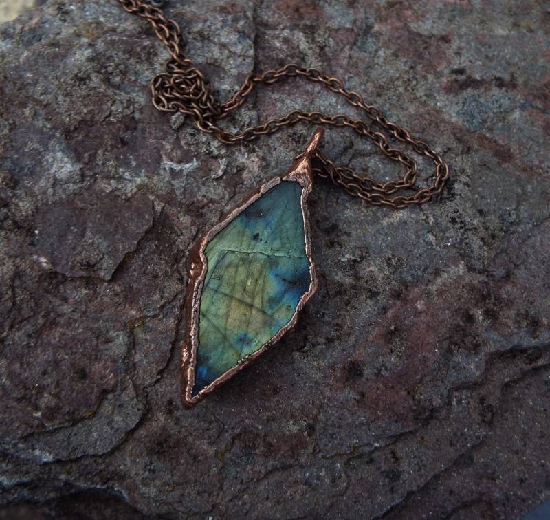 Labradoritkette, Spektrolith, Labradorite Necklace, Edelsteinkette, Labradorit, Boho Raw Labradorite, Copper Necklace von howlingwolfjewellery