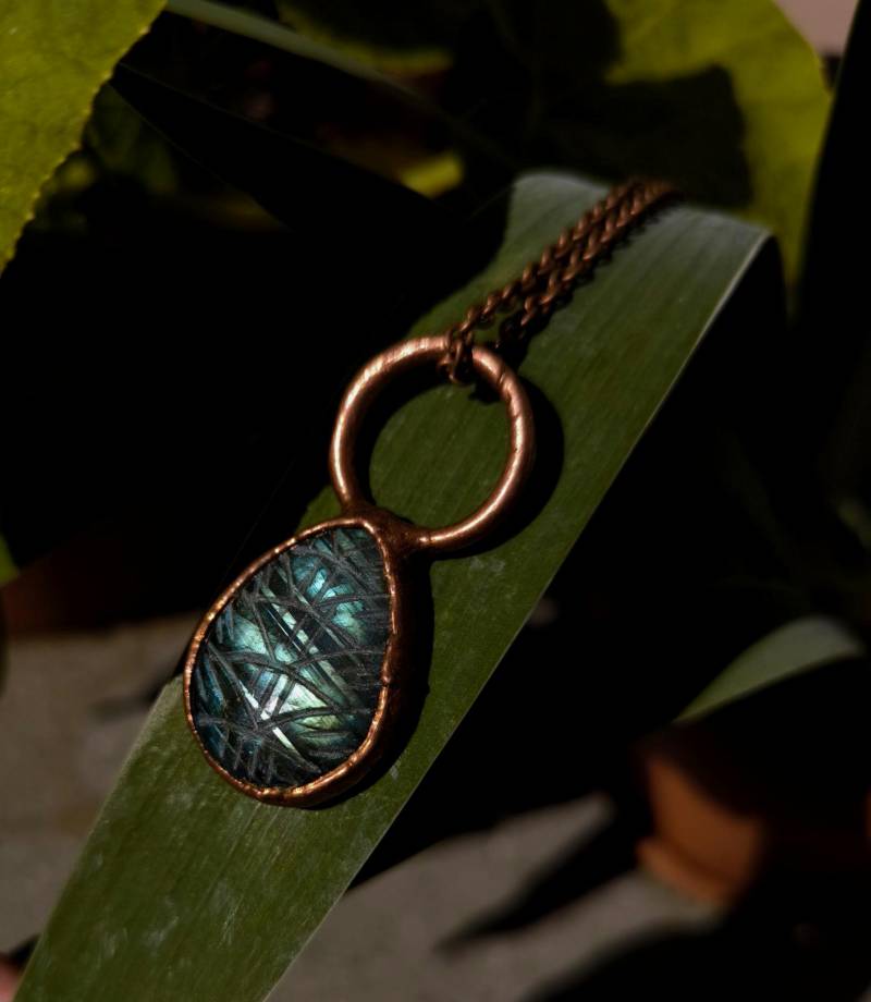 Labradoritkette Mit Einem Anhänger Aus Labradorit, Spektrolithkette, Labradorite Necklace, Edelsteinkette, Kristallkette von howlingwolfjewellery