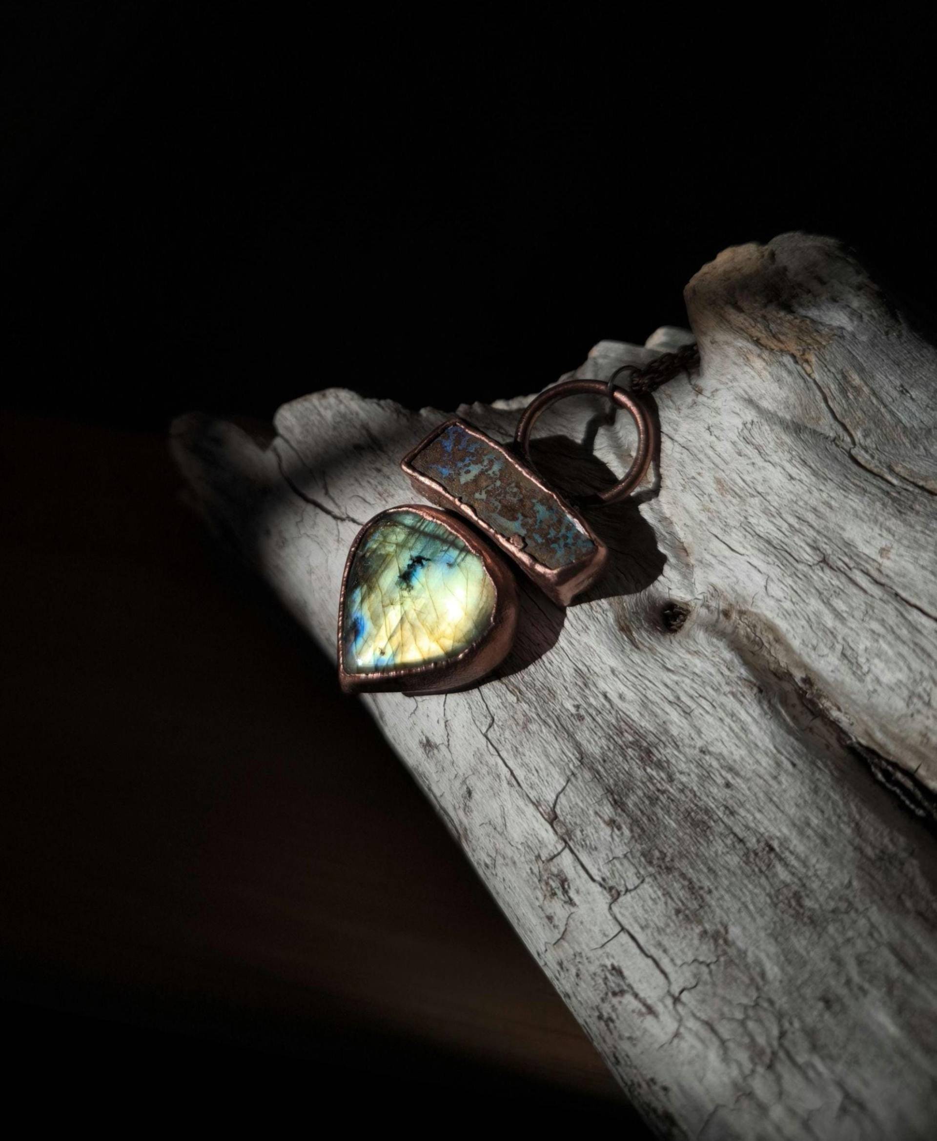 Labradoritkette Mit Einem Labradorit Als Anhänger Gefasst in Kupfer, Heilsteinkette Labradoriten Und Zwei Herkimer Diamanten Labradoritkette Mit Einem Labradorit Als Anhänger Gefasst in Kupfer, Heilsteinkette Labradoriten Und Zwei Herkimer Diamanten von howlingwolfjewellery