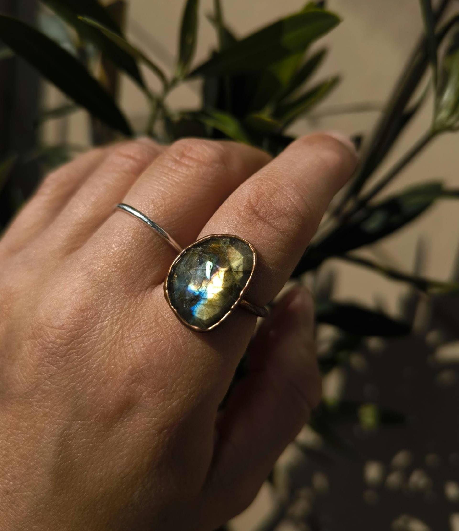 Labradoritring, Us 6.75, Spektrolith, Kupferring, Kristallring, Edelsteinring, Boho Ring, Labradorite Crystal Raw Ring von howlingwolfjewellery
