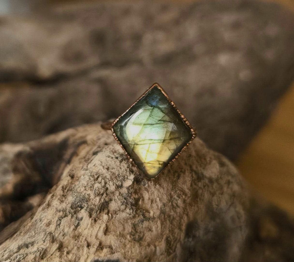 Labradoritring, Us 7.5, Spektrolith, Kupferring, Kristallring, Edelsteinring, Boho Ring, Labradorite Crystal Raw Ring von howlingwolfjewellery