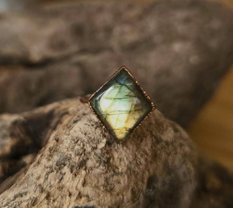 Labradoritring, Us 7.5, Spektrolith, Kupferring, Kristallring, Edelsteinring, Boho Ring, Labradorite Crystal Raw Ring von howlingwolfjewellery