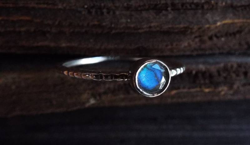 Mondsteinring, Sterlin Silver Ring, Tiny Moonstone Blue Gemstone Stacking Engagement Gift For Her, Boho Ring von howlingwolfjewellery