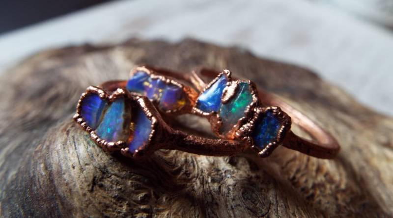 Opalring Aus Kupfer Mit Drei Opalrohsteinen, Kristallring, Kupferring Opalen Besetzt, Boho Ring With Raw Opal Crystals von howlingwolfjewellery