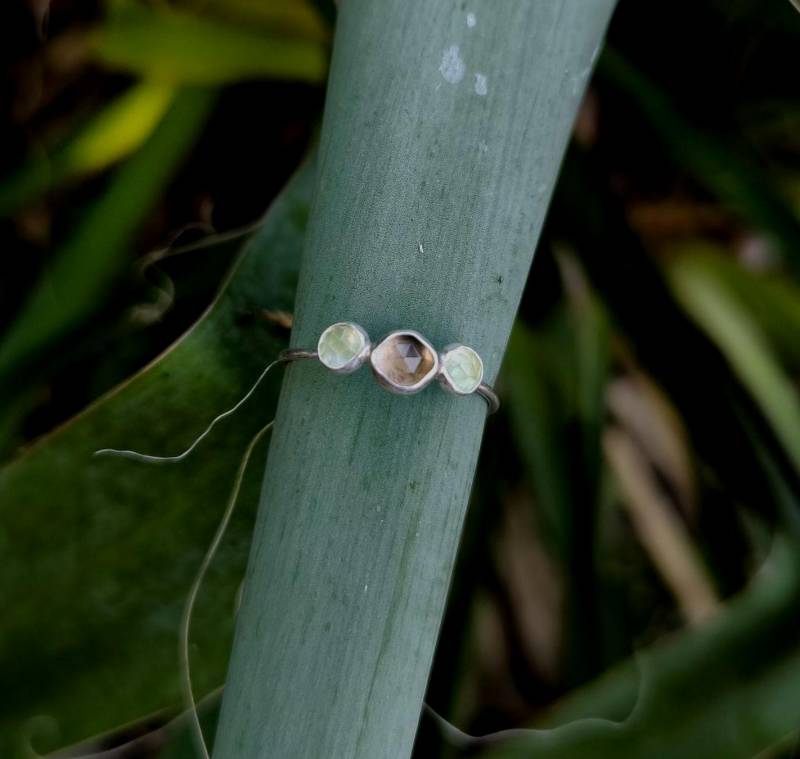 Peridot Ring, Us 7.75, August Birthstone Tiny Peridot Green Gemstone Stacking Gift For Her, Rauchquarz Ring Peridot Ring, Us 7.75, August Birthstone Tiny Peridot Green Gemstone Stacking Gift For Her, Rauchquarz Ring von howlingwolfjewellery