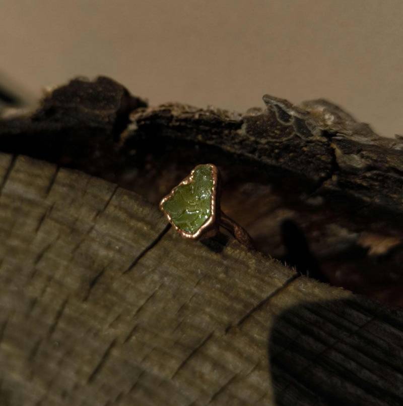 Peridotring, Us 6.5, Edelsteinring, Rawperidot Ring, Kristallring, Statementring, Kupferring, Rae Crystal Ring Peridotring, Us 6.5, Edelsteinring, Rawperidot Ring, Kristallring, Statementring, Kupferring, Rae Crystal Ring von howlingwolfjewellery