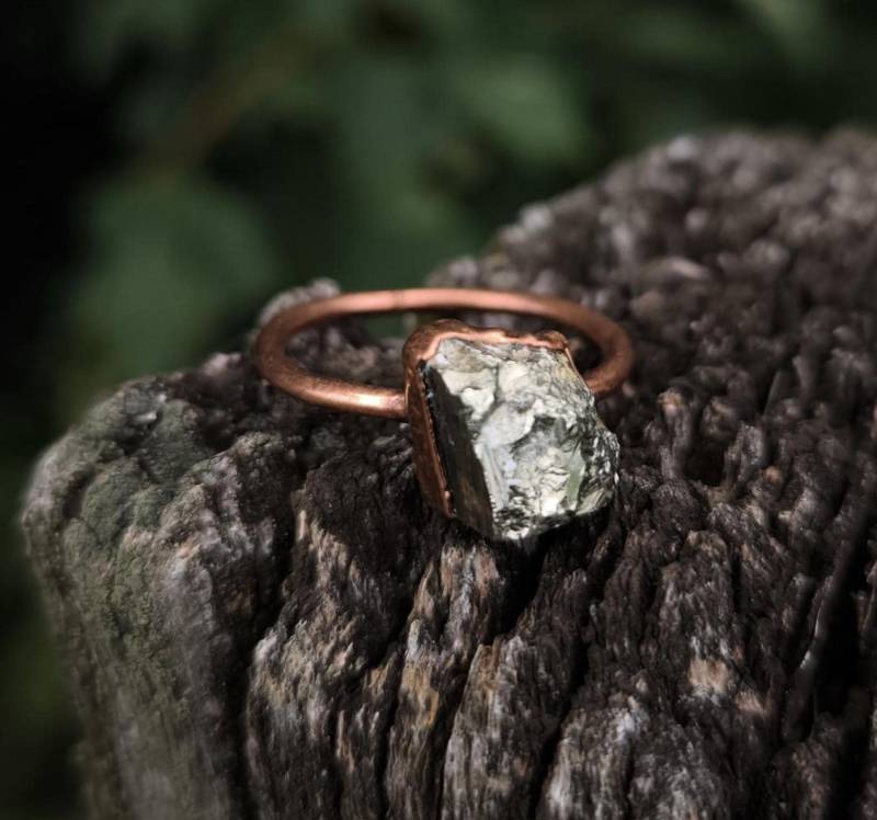 Pyritring Aus Kupfer in Us 11.75, Kupferring Mit Einem Pyritkristall, Edelsteinring, Pyritsonne, Pyrite Ring With A Raw Pyrite von howlingwolfjewellery